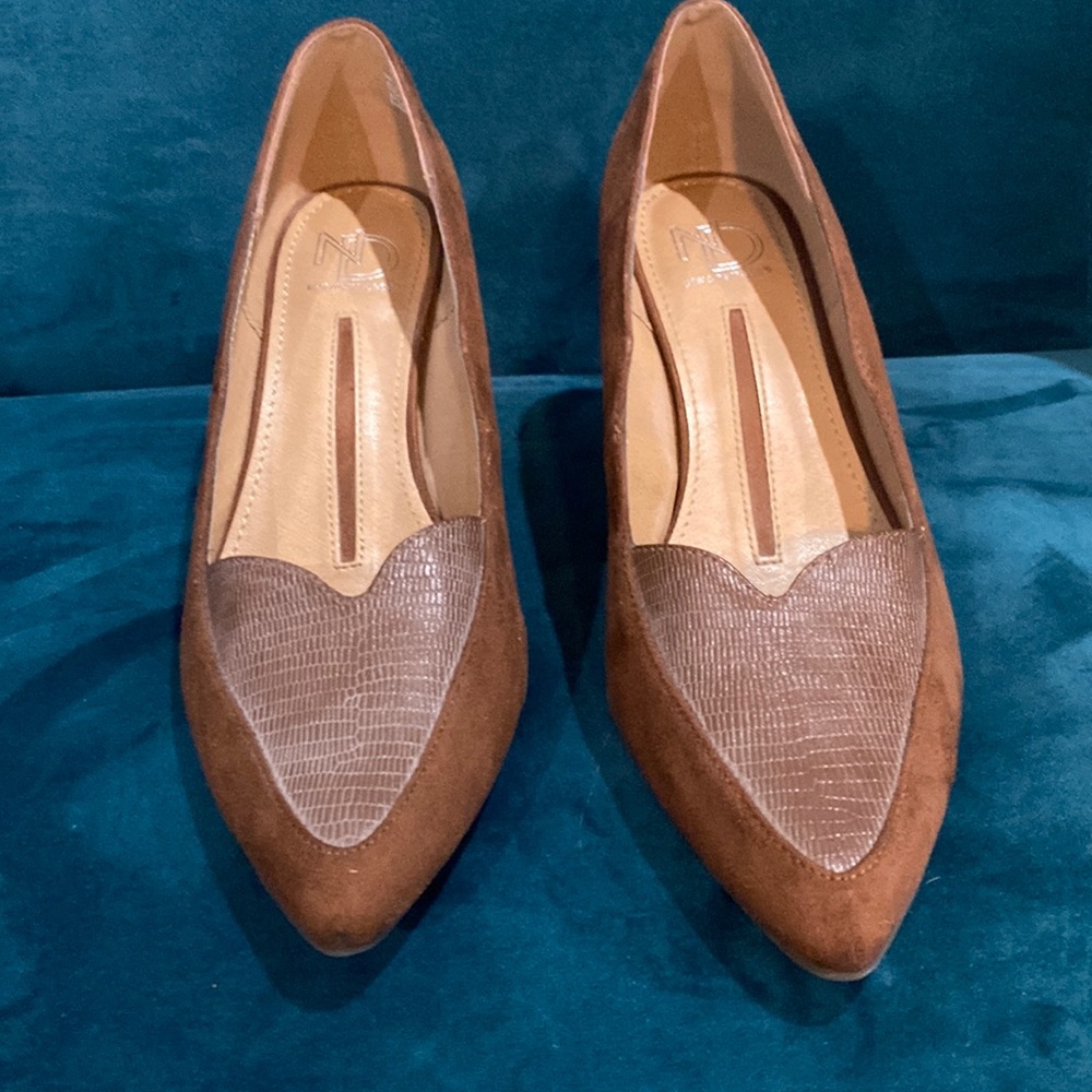 New Directions Size 9M Brown Pumps